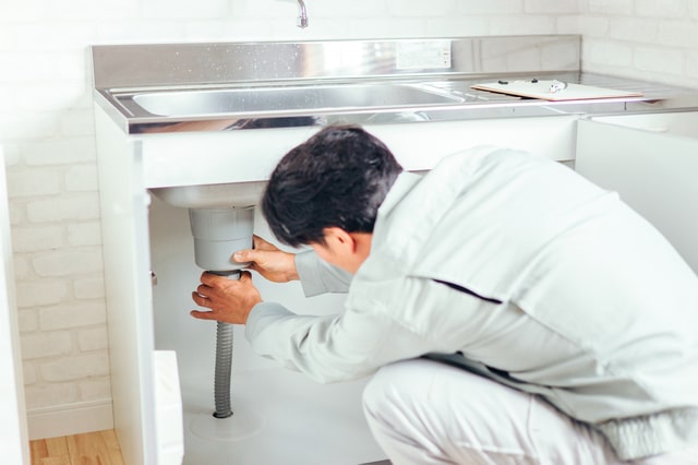 【キッチンで水漏れする原因5パターン】修理を業者に依頼すべき基準